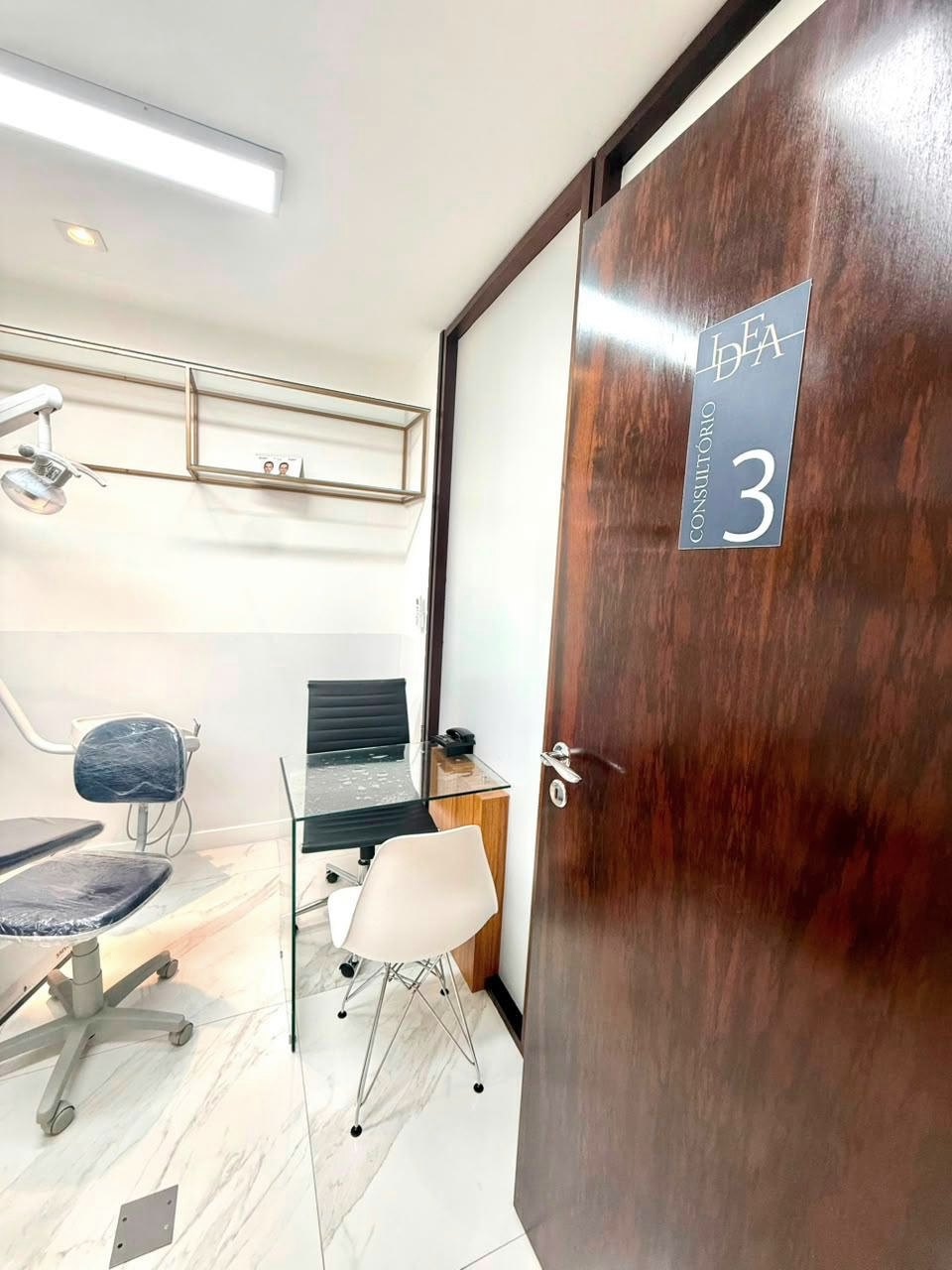 Porta de um dos consultórios, com a placa do Instituto